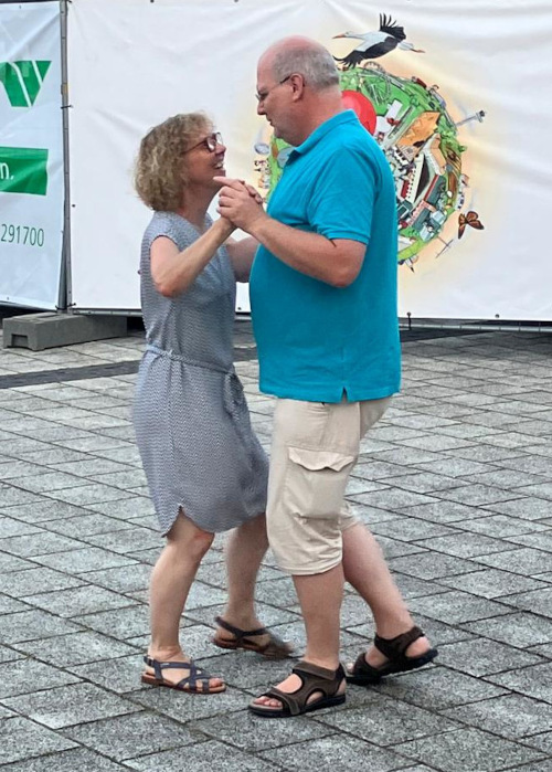 Patricia und Fabian tanzen auf einem geplättelten Platz.