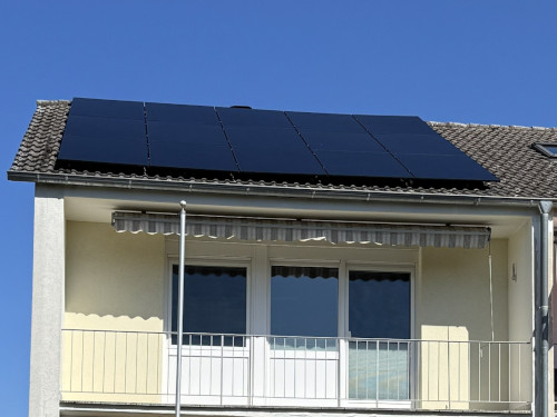Eine Photovoltaik-Anlage auf dem Hausdach.